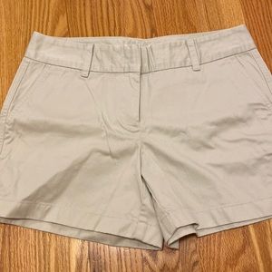 Vineyard Vines classic twill shorts- size 8 in stone color